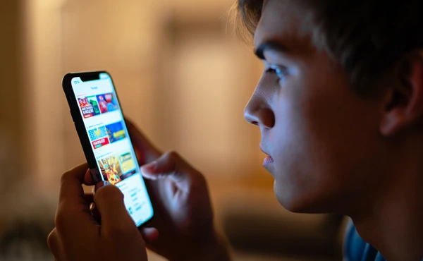 Молодой парень сидит в онлайн-казино